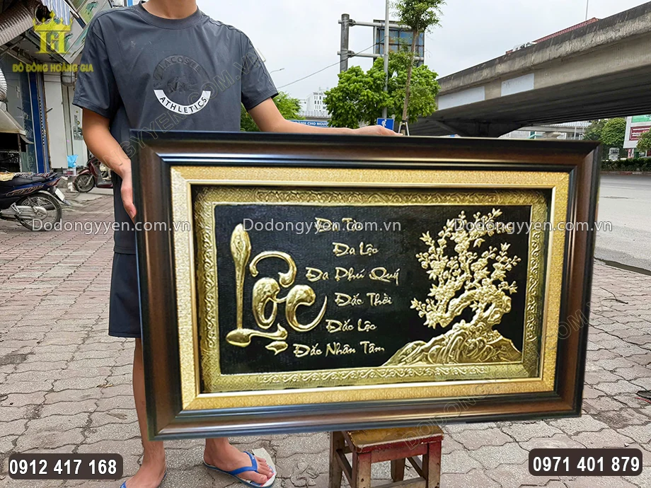 Tranh chữ thư ph&aacute;p được chạm th&uacute;c nổi theo khổ ngang